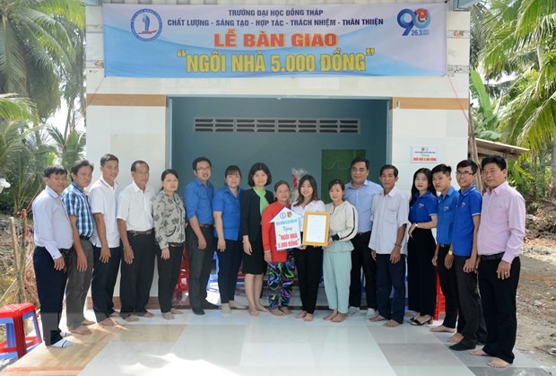 Đoàn Trường Đại học Đồng Tháp hỗ trợ kinh phí xây dựng nhà ở cho sinh viên có hoàn cảnh khó khăn thông qua Mô hình “Ngôi nhà 5.000 đồng". Ảnh: TTXVN