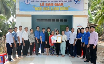 Đoàn Trường Đại học Đồng Tháp hỗ trợ kinh phí xây dựng nhà ở cho sinh viên có hoàn cảnh khó khăn thông qua Mô hình “Ngôi nhà 5.000 đồng". Ảnh: TTXVN