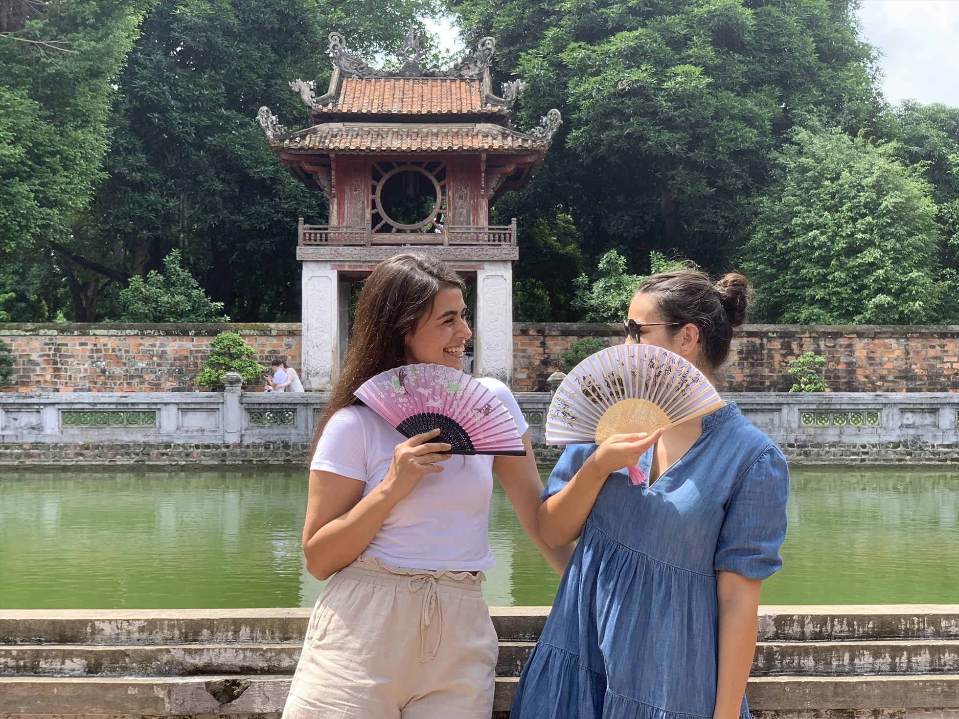 Khách quốc tế tham quan Văn Miếu - Quốc Tử Giám ngày 22.9.2022. Ảnh: Phạm Huyền