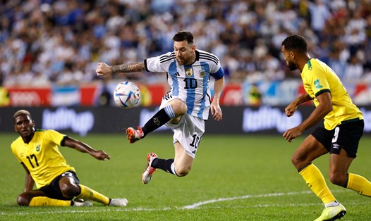 Lionel Messi chỉ vào sân trong hiệp 2 và ghi 2 bàn trong 3 phút gần cuối trận. Ảnh: AFC