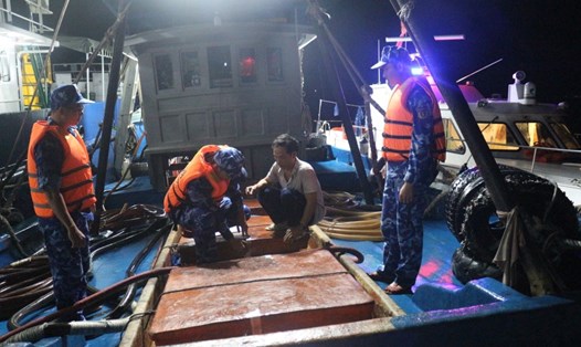 Lực lượng cảnh sát biển kiểm tra phương tiện vận chuyển dầu không rõ nguồn gốc. Ảnh: CSB cung cấp