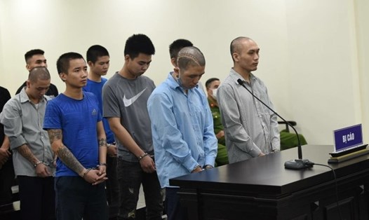Bị cáo Trần Văn Phương (hàng đầu, ngoài cùng bên trái) và nhóm gây ra vụ hỗn chiến hơn 4 năm trước khiến một người chết. Ảnh: V.D