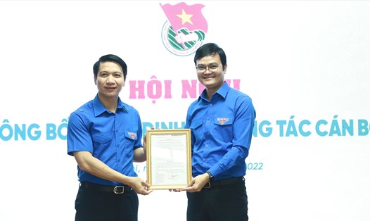 Ông Bùi Quang Huy - Bí thư thứ nhất Trung ương Đoàn (bên phải) trao quyết định cho ông Nguyễn Ngọc Lương giữ chức Bí thư Thường trực Trung ương Đoàn.