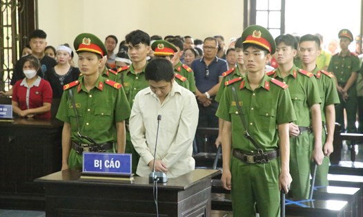 Bị cáo Phạm Viết Chung nhận mức án phạt tù chung thân do phạm tội giết người. Ảnh: Vân Thảo.
