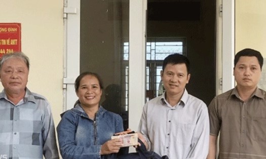Anh Triệu trao trả chiếc ba lô cùng số tiền 16,8 triệu đồng cho chị Đồng Thị Dậu.