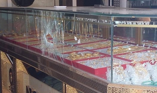 Hiện trường vụ cướp tiệm vàng ở phường Bình Chuẩn, thành phố Thuận An, Bình Dương.