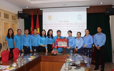 Công đoàn Viên chức Việt Nam tặng quà lưu niệm đoàn công tác của Trung ương Liên hiệp Công đoàn Lào.