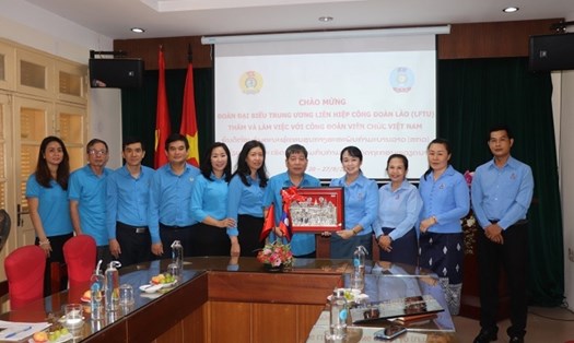 Công đoàn Viên chức Việt Nam tặng quà lưu niệm đoàn công tác của Trung ương Liên hiệp Công đoàn Lào.