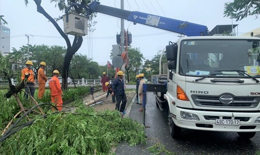 Tổng Công ty Điện lực miền Trung đang khẩn trương khắc phục sự cố điện cho người dân sau bão só 4. Ảnh: Tường Minh