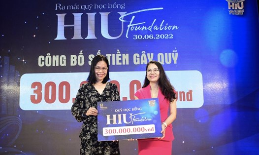 ThS Trần Thúy Trâm Quyên, Phó Hiệu trưởng HIU (bìa phải) trong buổi lễ công bố Quỹ HIU Foundation.