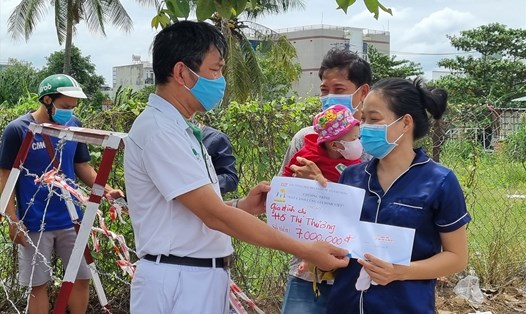 Ông Lưu Kim Hồng - Chủ tịch CĐ Cty Nidec Việt Nam - thăm, tặng quà cho CNLĐ của công ty có hoàn cảnh khó khăn tại một chốt kiểm soát trong dịp dịch COVID-19 bùng phát tại TPHCM. Ảnh: Nam Dương