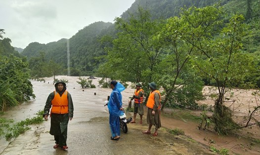 Nước lũ đang chia cắt nhiều địa bàn tại Quảng Bình. Ảnh: CTV