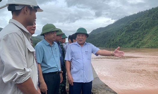 Ông Hà Sỹ Đồng kiểm tra việc thủy điện tích nước trên sông Đakrông. Ảnh: Tiến Nhất.
