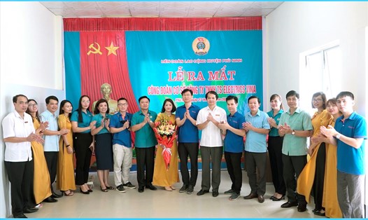 Lãnh đạo LĐLĐ tỉnh Phú Thọ và lãnh đạo Huyện uỷ Phù Ninh tặng hoa chúc mừng Ban chấp hành Công đoàn cơ sở mới được thành lập. Ảnh. Huyền Ngọc.