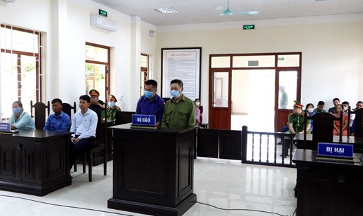 Bị cáo Hoàng Đức Minh và Hoàng Văn Giang tại phiên tòa. Ảnh: TTTT-VH Ba Chẽ