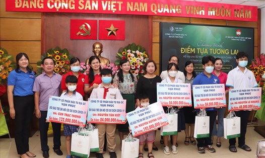 Đại diện Van Phuc Group trao tài trợ cho các em trong chương trình "Điểm tựa tương lai" được MTTQ Việt Nam TP.Thủ Đức tổ chức - Ảnh: Vinh Rose