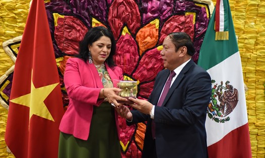 Bộ trưởng Bộ Văn hóa, Thể thao và Du lịch Nguyễn Văn Hùng và Bộ trưởng Bộ Văn hóa Mexico Alejandra Frausto Guerrero. Ảnh TH