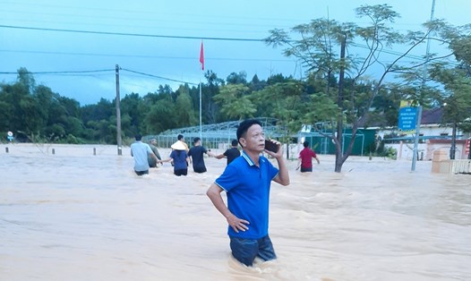 Mưa lớn làm trường Tiểu học Cao Sơn (huyện Anh Sơn, Nghệ An) ngập nặng. Ảnh: QĐ