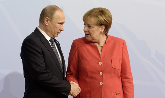 Ông Vladimir Putin và bà Angela Merkel. Ảnh chụp màn hình