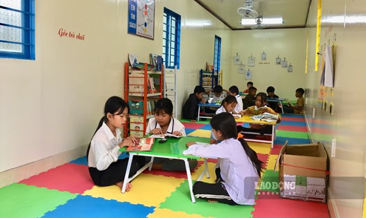 Thư viện container tại Lai Châu đang được các em học sinh thích thú. Ảnh: Tống Bao.