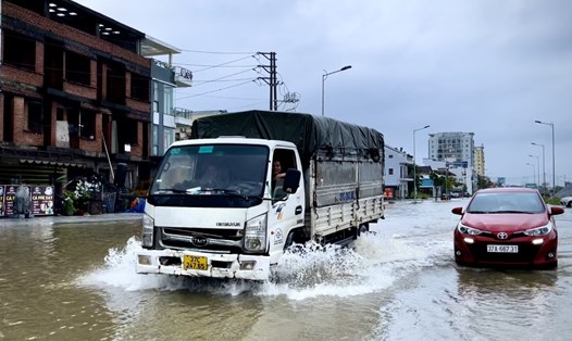 Đường TP Vinh (Nghệ An) ngập sâu khiến người dân đi lại hết sức khó khăn. Ảnh: Quỳnh Trang