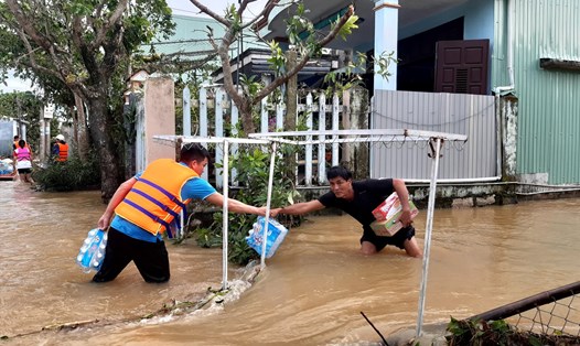 Người dân Đà Nẵng tiếp ứng thực phẩm cho 70 hộ bị cô lập tại Quảng Nam. Ảnh: Ngọc Thanh