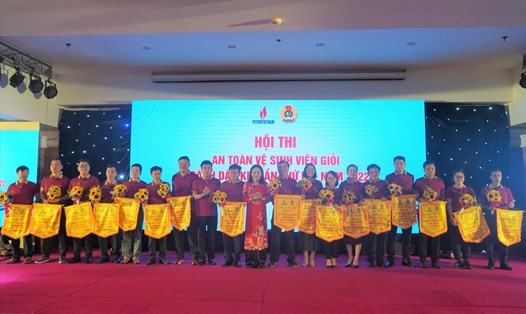 Lãnh đạo Tập đoàn Dầu khí và Chủ tịch Công đoàn Dầu khí Việt Nam trao cờ lưu niệm, tặng hoa cho 17 đội tham dự hội thi ATVSV. Ảnh: T.A