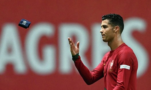 Ronaldo ném chiếc băng đội trưởng sau khi Bồ Đào Nha thua Tây Ban Nha. Ảnh: Rsports