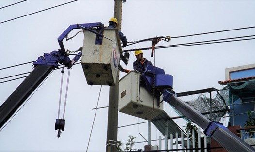 Điện lực miền Trung khẩn trương khắc phục sự cố điện cho người dân ảnh hưởng bão số 4. Ảnh: Ngọc Thạch
