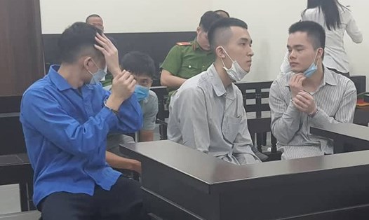 Các bị cáo Sỹ, Nam và Hải (từ trái qua) và Trung (khẩu trang xanh, phía sau) tại phiên toà xét xử về hành vi lừa đảo bán lan đột biến giả. Ảnh: V.D