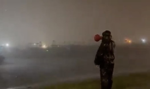 Lực lượng chức năng kêu gọi thuyền viên ở âu thuyền Thọ Quang (Đà Nẵng) vào bờ tránh bão tối 27.9. Ảnh chụp màn hình