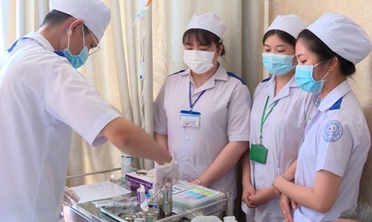 Sinh viên trường Cao đẳng y tế Đồng Nai thực tập tại bệnh viện đa khoa Đồng Nai. Ảnh: Hà Anh Chiến