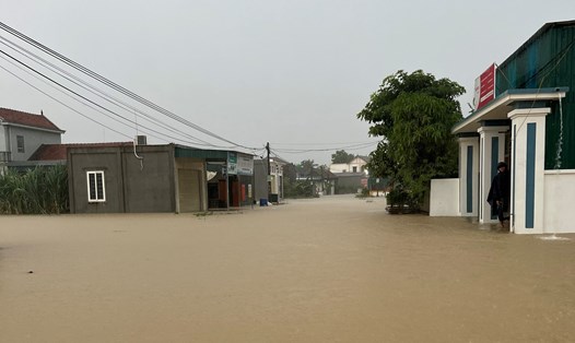 Mưa lớn gây ngập nặng, huyện Quỳnh Lưu có hơn 5.500 ngôi nhà bị ngập. Ảnh: QĐ