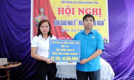 Ông Trần Trọng Thái, Phó Chủ tịch Thường trực LĐLĐ tỉnh Nam Định trao hỗ trợ xây "Mái ấm công đoàn" cho đoàn viên. Ảnh: CĐNĐ
