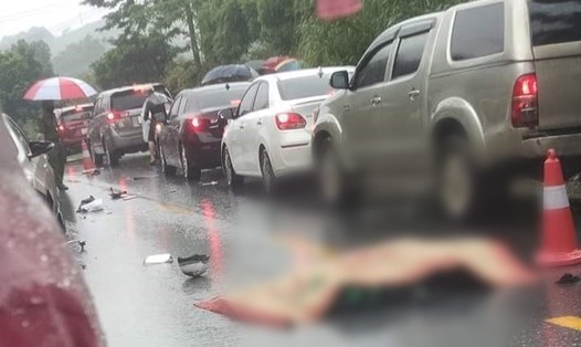 Hiện trường nơi xảy ra va chạm giữa xe mô tô và xe ôtô trên Quốc lộ 37 khiến 1 người tử vong. Ảnh: CTV.
