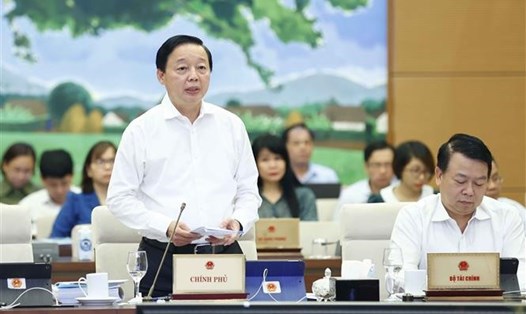 Bộ trưởng Bộ Tài nguyên và Môi trường Trần Hồng Hà phát biểu tại Phiên họp của Ủy ban Thường vụ Quốc hội cho ý kiến về dự án Luật Đất đai (sửa đổi). Ảnh: Doãn Tấn