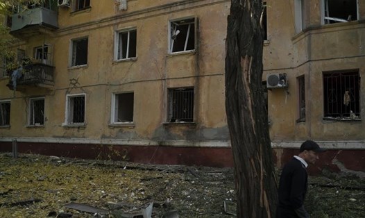 Tòa nhà bị hư hại sau cuộc tấn công của Nga ở Kramatorsk, Ukraina. Ảnh: Leo Correa