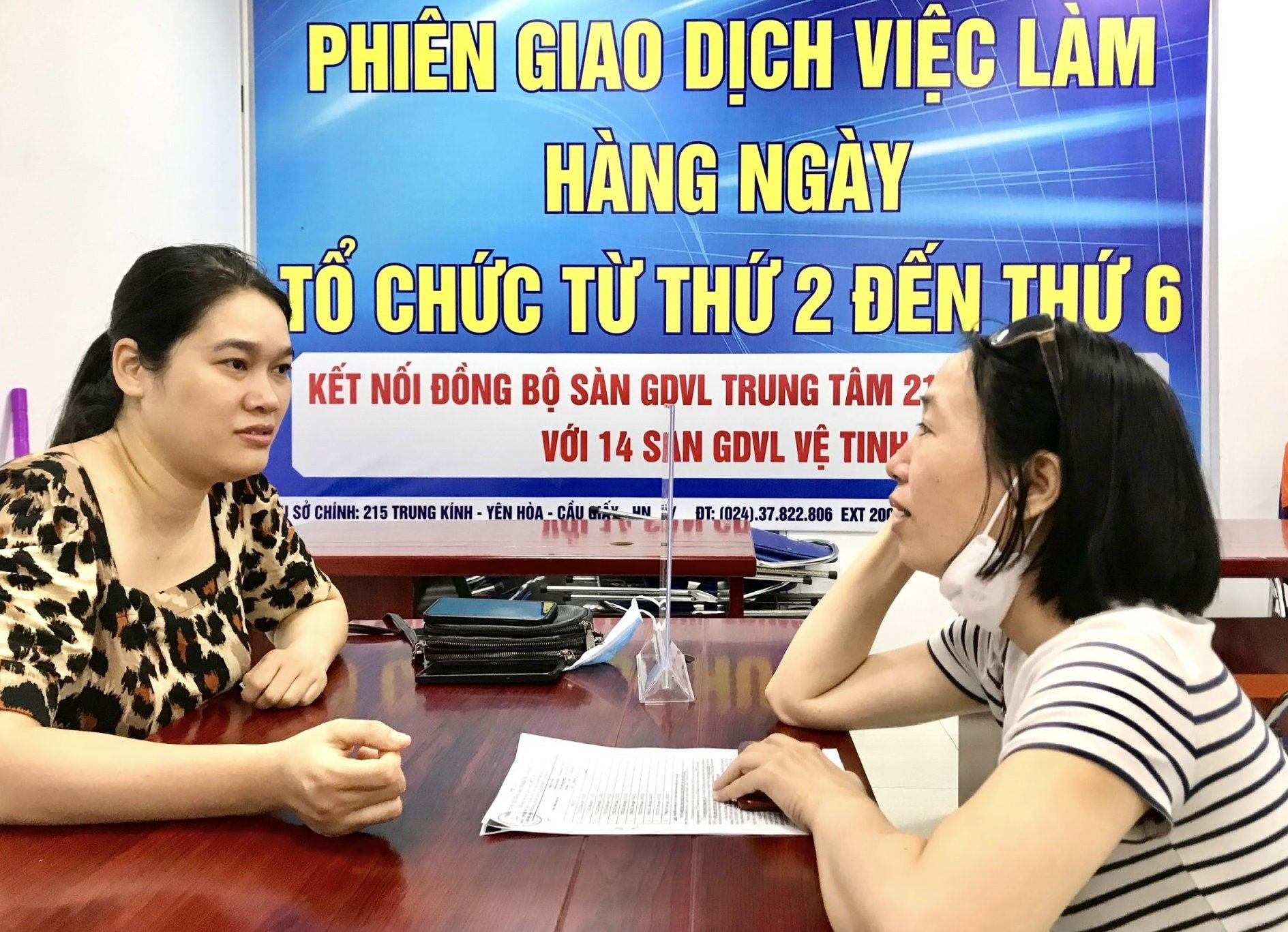 Doanh nghiệp phỏng vấn trực tiếp người lao động. Ảnh: AT