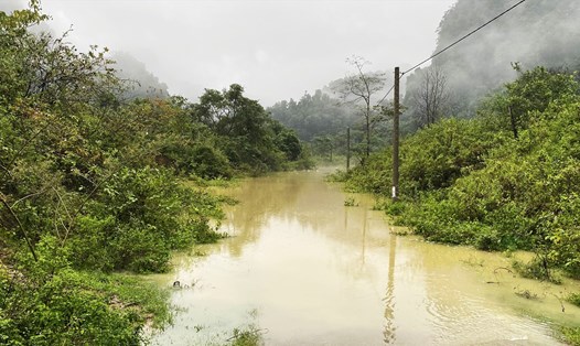Nước lũ rút chậm, đường vào một số địa bàn tại huyện Minh Hóa vẫn đang bị chia cắt. Ảnh: CTV