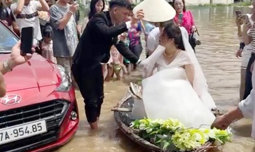 Đám cưới ngày mưa lũ. Ảnh: Cắt từ clip