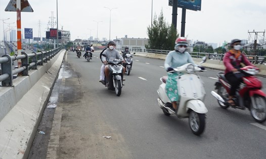 Cầu vượt Nguyễn Hữu Cảnh cấm tất cả xe lưu thông từ tối ngày 29.9.  Ảnh: Minh Quân