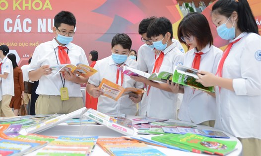 Đề xuất sử dụng ngân sách nhà nước để mua sách cho học sinh mượn.