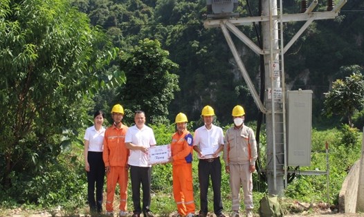 Công đoàn Công ty Điện lực Lạng Sơn thăm và tặng quà NLĐ điện lực Bình Gia thực hiện nhiệm vụ ngoài hiện trường nhân dịp nắng nóng năm 2022. Ảnh: CĐĐL