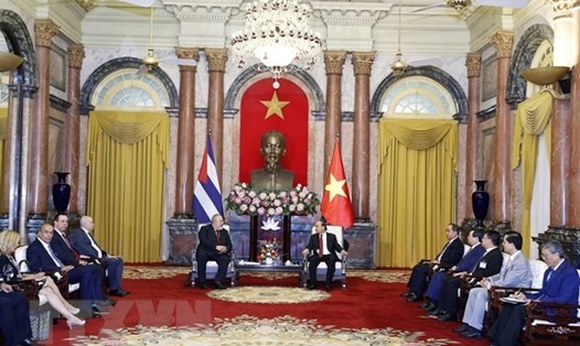 Chủ tịch nước Nguyễn Xuân Phúc hội kiến Ủy viên Bộ Chính trị, Thủ tướng Cuba Manuel Marrero Cruz. Ảnh: TTXVN