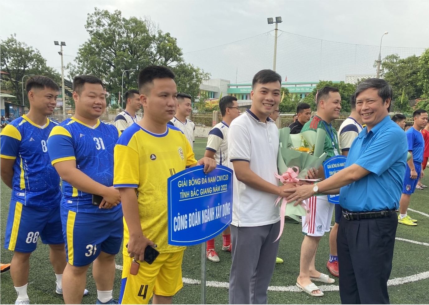 Ông Nguyễn Văn Cảnh - Chủ tịch Liên đoàn Lao động tỉnh Bắc Giang - tặng hoa các đội bóng tham dự giải bóng đá nam công nhân viên chức lao động tỉnh Bắc Giang lần thứ IV, năm 2022.