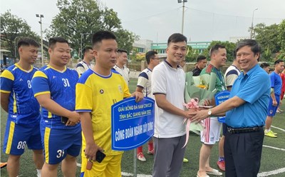 Ông Nguyễn Văn Cảnh - Chủ tịch Liên đoàn Lao động tỉnh Bắc Giang - tặng hoa các đội bóng tham dự giải bóng đá nam công nhân viên chức lao động tỉnh Bắc Giang lần thứ IV, năm 2022.