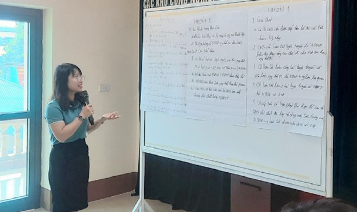 Một chủ tịch công đoàn cơ sở trình bày bài tập nhóm về nội dung tập huấn kỹ năng thương lượng, ký kết thỏa ước lao động tập thể.