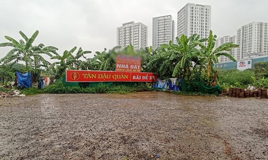 Chung cư mọc lên dày đặc, khu đất xây trường ở phường Hoàng Liệt (quận Hoàng Mai) thì bỏ hoang, trở thành bãi đỗ xe... Ảnh: Lan Nhi
