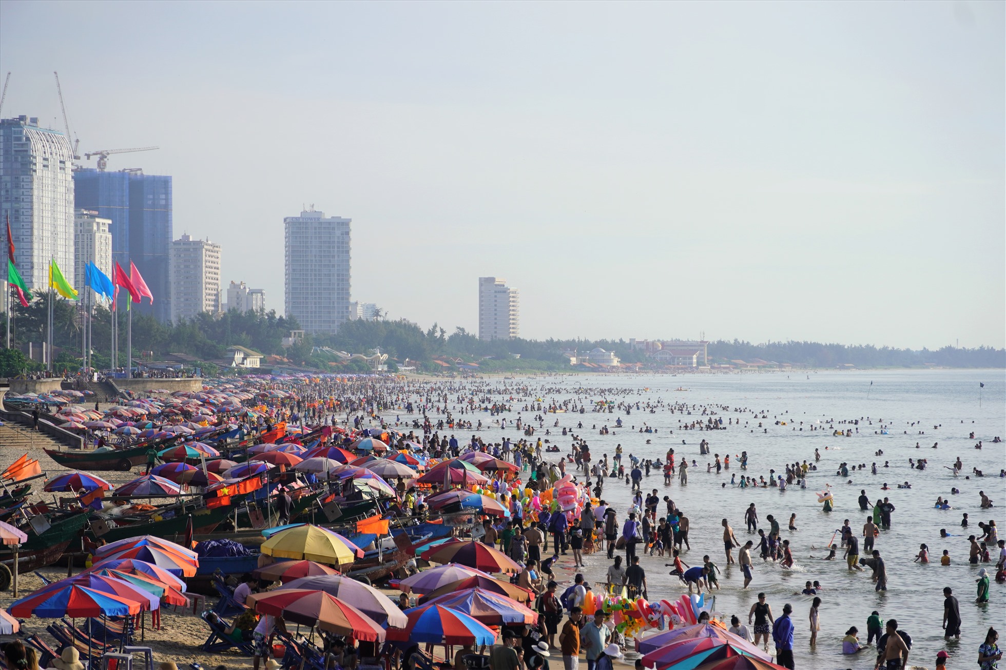 Khá đông du khách tắm biển ở khu vực Bãi Sau sáng ngày 3.9. Ảnh: T.A