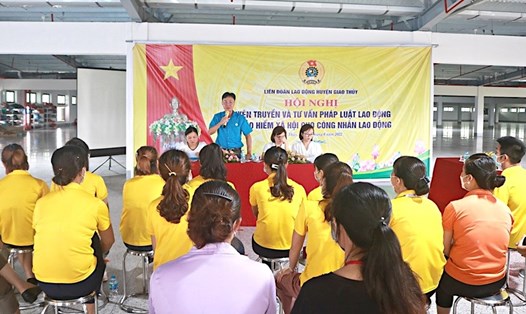 Lãnh đạo LĐLĐ huyện Giao Thuỷ (Nam Định) phát biểu tại Hội nghị tuyên truyền về pháp luật lao động và BHXH cho NLĐ. Ảnh: CĐNĐ